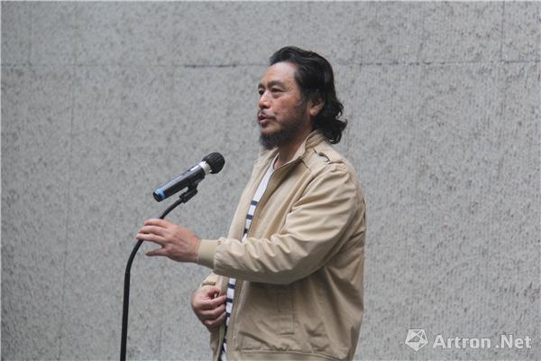 广州美术学院院长,广东省美协副主席,雕塑家黎明在开幕式上致辞