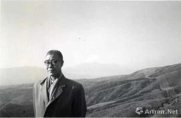 1963年 潘天寿率领中国书法家代表团赴日本访问 后面背景远处为日本富士山