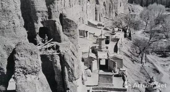 甘肃榆林窟外景，1943年。罗寄梅摄。图中左侧桥上站立者为张大千