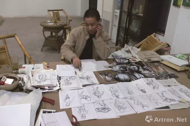 2007 年，艺术家吉磊在成都的工作室内绘制草图