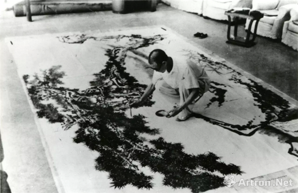 1964年潘天寿在杭州华侨饭店作大画