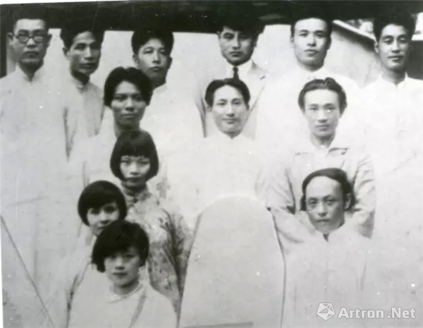 20世纪30年代初潘天寿（后排左一）与林风眠、李超士、李苦禅等国立艺专师生
