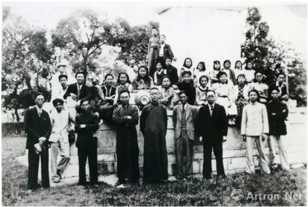 20世纪40年代潘天寿（前排右三）国立艺专师生在重庆磐溪合影