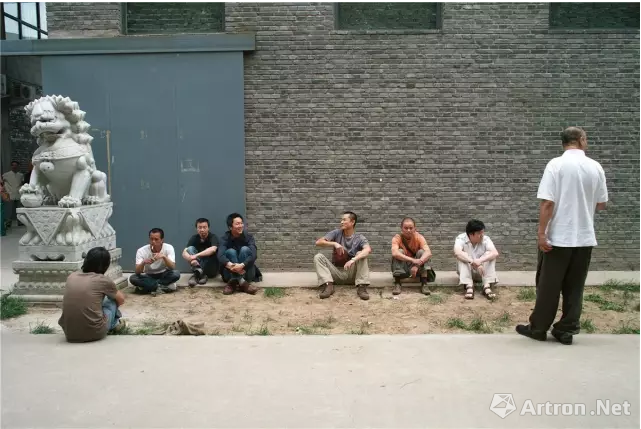 2008 年，在北京草场地艺术区的一个展览上，参加开幕式的艺术家们在室外休息