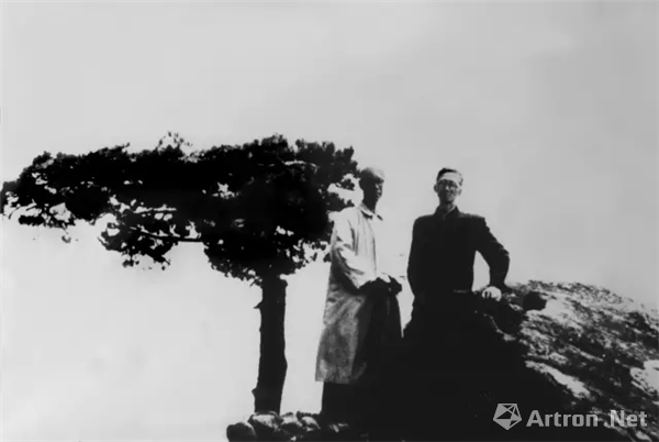 1962年 潘天寿与吴茀之在黄山合影