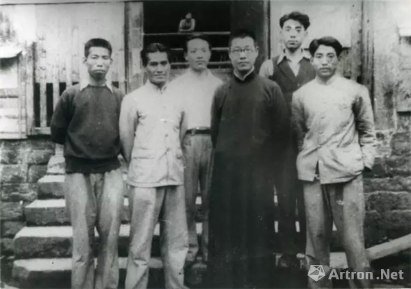 1938年 潘天寿（前排右二）与学生摄于沅陵国立艺专大门