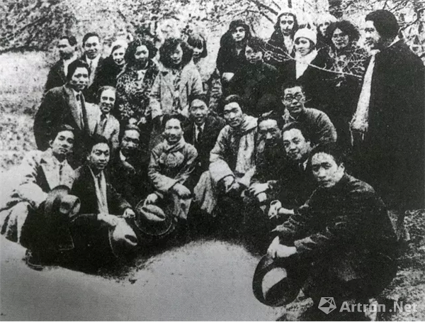 20世纪30年代 潘天寿与国立艺专师生在超山合影