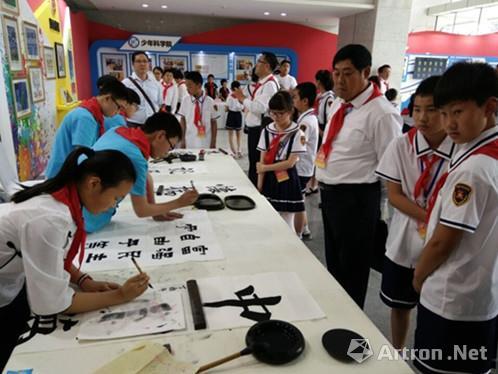 江都实小五名门生出席省第七次少代会现场展示书法