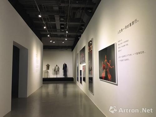 【雅昌专稿】迷妹“舔屏向” 钟汉良在上海举办了艺术展