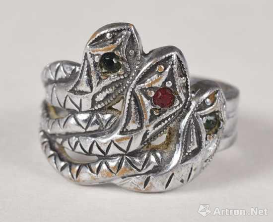 美国“雌雄大盗”的蛇形戒指将在波士顿拍卖