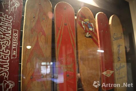 美滑板狂粉收藏5000滑板 自建博物馆
