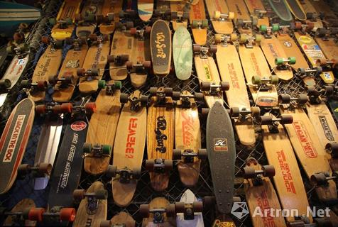 美滑板狂粉收藏5000滑板 自建博物馆