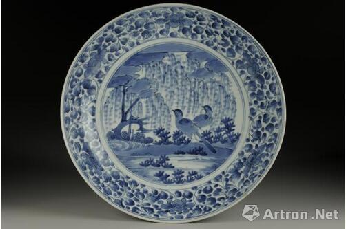 在展览中受损的展品日本伊万里瓷盘“青花柳叶鸟纹盘”（图片由台北故宫博物院提供）