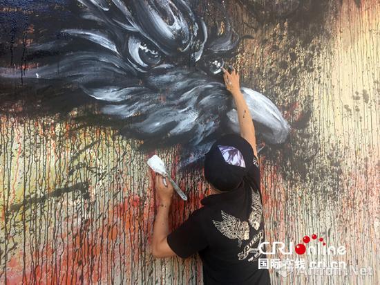 中国涂鸦达人在柏林街头留下“龙鹰呈祥”