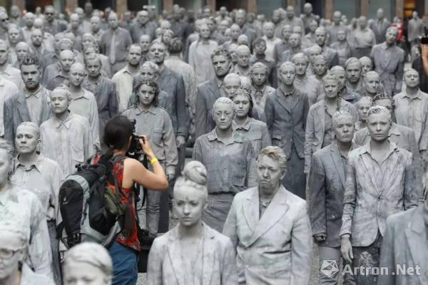 从“僵尸游行”看西方先锋艺术传统