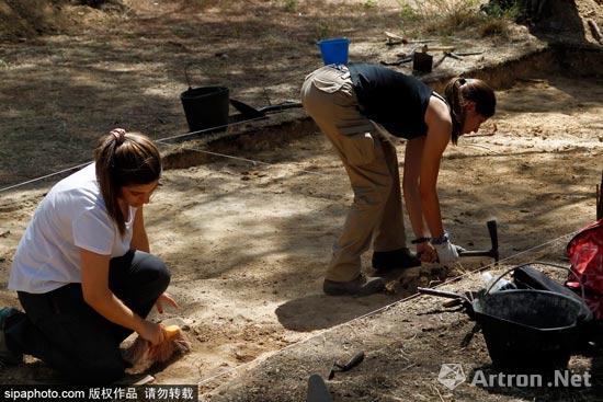 西班牙内战时期考古新发现 大量文物出土