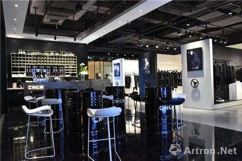 跨界！新锐艺术家陈鸿志为何把画展办在远古汇男装店？