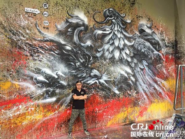 中国涂鸦达人在柏林街头留下“龙鹰呈祥”