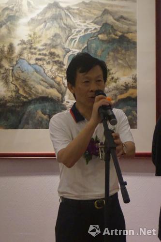 中国书画收藏家协会上海艺术中心主任陈远腾宣布展览开幕