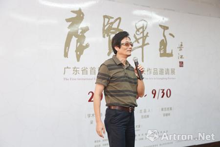 他们是:广州大学美术与设计学院副院长陈其和教授,广东技术师范学院