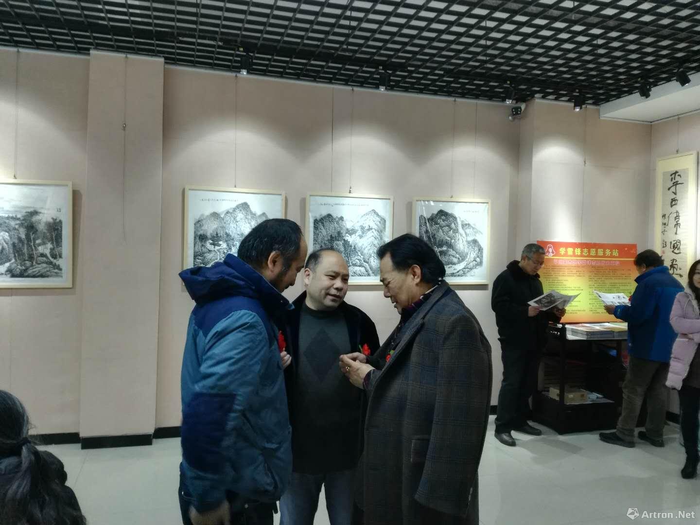 展览现场(中国艺术公社社长王茂,画家李西伟,秦皇岛美术家协会秘书长