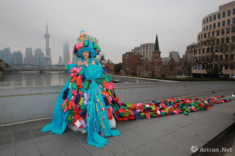 孔宁"可降解的新娘"亮相上海滩_展览现场_雅昌新闻