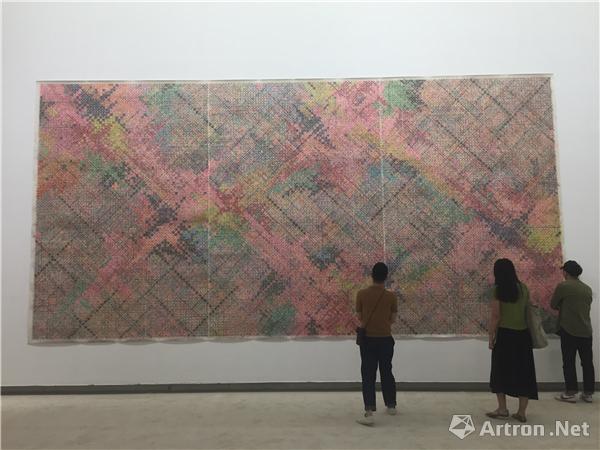 艺术家丁乙1962年出生于上海,入后读上海大学美术学院国画专业,毕业后