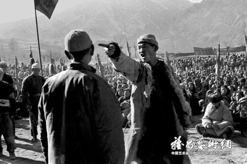 土改中贫苦农民同地主进行面对面的说理斗争  1951年摄于青海民和县