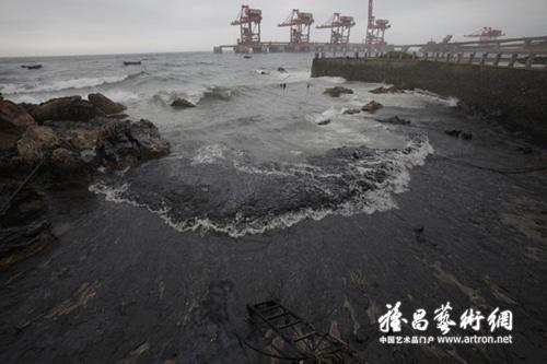 实拍大连新港漏油事件现场