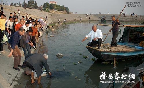 2009年10月24日16:51,王守海一行将第二名遇难学生的遗体交给岸上的