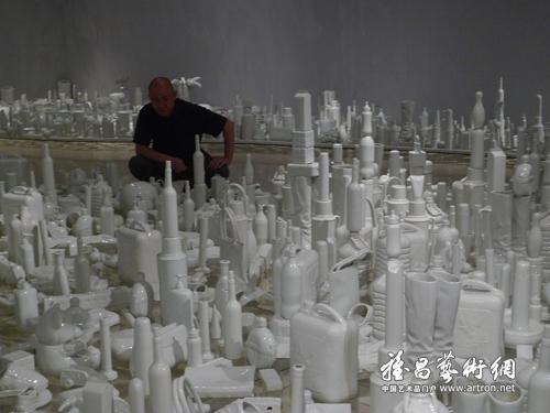 刘建华个展:4000件青白瓷拼建外滩两岸"漂浮的风景"