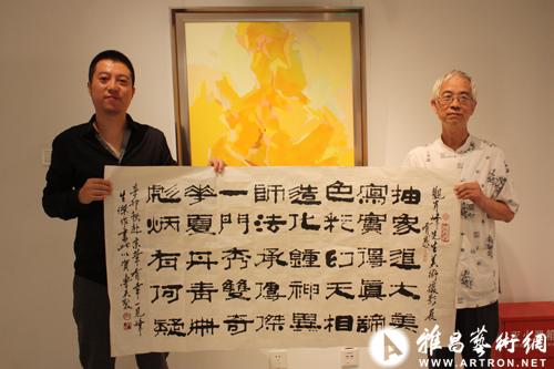 老一辈艺术家袁新霆(右)即兴为肖峰(左)个展创作书法