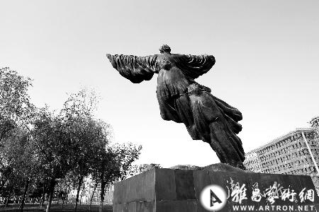 郑州竖起列子雕塑