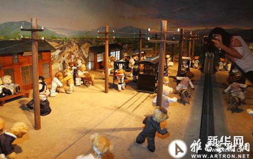 5月25日,在韩国首尔,参观者在观看泰迪熊博物馆里的古代韩国历史