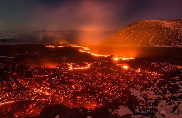 俄摄影师冒死拍摄壮观火山熔岩流