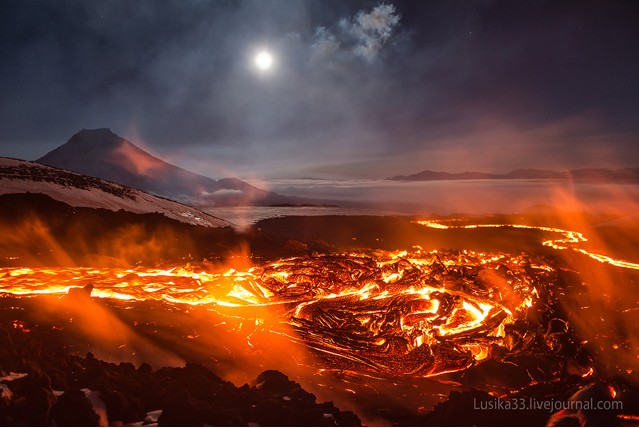 俄摄影师冒死拍摄壮观火山熔岩流