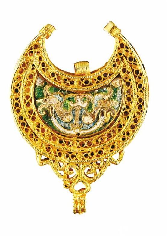 内部珐琅装饰的黄金吊坠11 世纪埃及fatimid 王朝珠宝