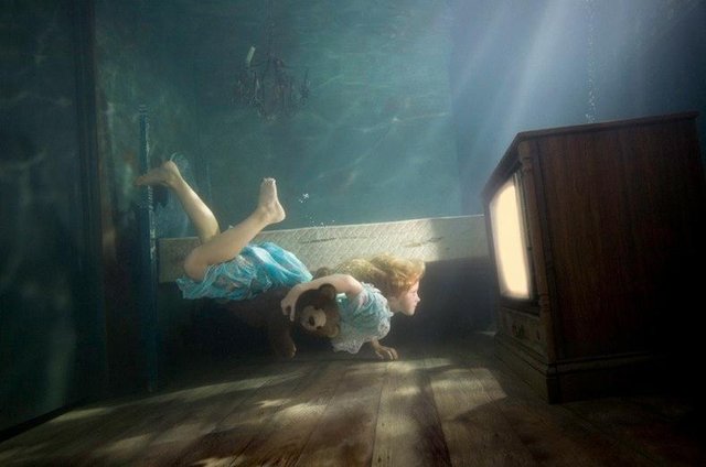 唯美摄影:水中的梦幻女孩