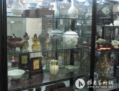 摊位的主人叫刘学贤,是改革开放后北京第一家私人古玩店的主人