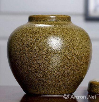 茶叶末釉始烧于唐代,当时的耀州窑曾大量烧制,唐宋时期,山西浑源窑和