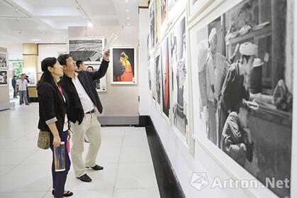 5月17日，全国历届摄影“国展”精品展现场，不少“摄友”在欣赏佳作。见习记者 谢智强 摄  