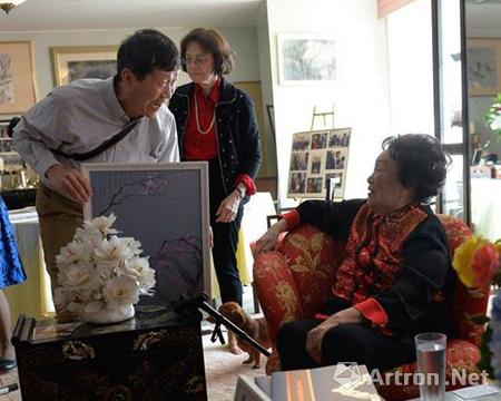 在陈香梅女士寓所里,陈香梅女士欣赏了画家杨沛的油画《写意梅花》