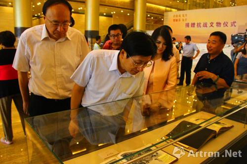 【雅昌快讯】台湾同胞许伯夷,贺郁芬向山东博物馆捐赠百余件抗战文物