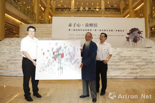 山东博物馆常务副馆长郭思克代表山东博物馆接受姜一涵捐赠的作品