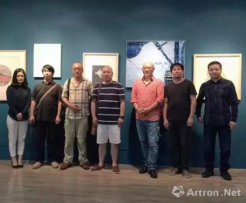 图为各位嘉宾和艺术家的展厅合影(左起:朱清华,蔡广斌,孙良,宋明,孙