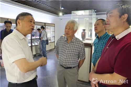 马达会长向顾绍培,华健,徐建荣讲解乱针绣