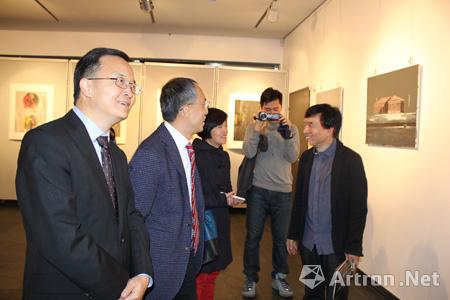 深圳画家梁宇作品展亮相德国柏林描绘文化"化石"呈现《诗意的流动》