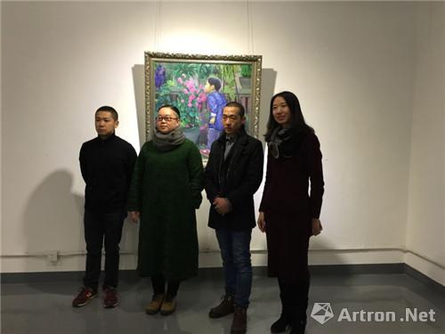 展览开幕式(左起)瀚艺术空间馆长张太勇,策展人王胤,艺术家蒋鹏,99