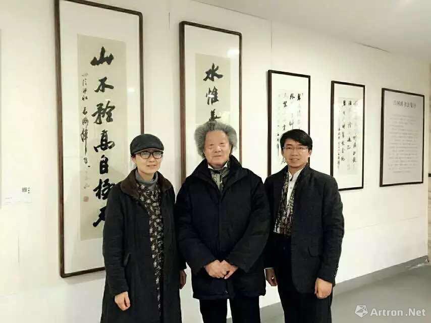 左起:策展人谢冰女士,吕国璋先生,万事利丹青墨缘艺术馆洪钦发先生