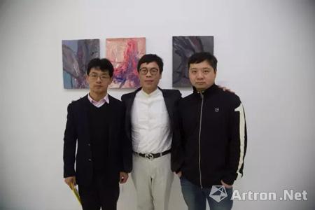 参展艺术家从左至右:罗威,策展人彭捷,出品人刘伟,葛辉,柯明,李储会